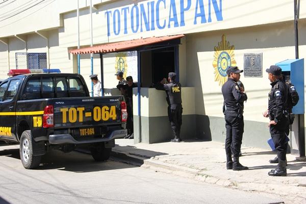 Policía custodian el centro preventivo Chuimekena, en Totonicapán. (Foto Prensa Libre: Édgar Domínguez).