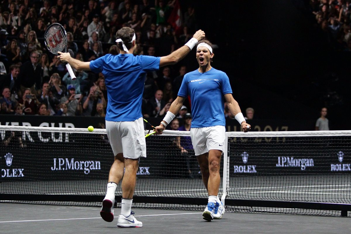 Nadal y Federer salieron victoriosos en un partido que quedará marcado para la historia. (Foto Prensa Libre: EFE)