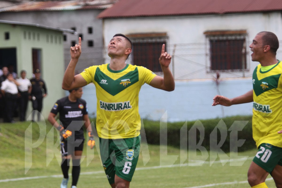 Carlos Mejía festeja su primera anotación mientras Janderson Pereira corre para unirse a la celebración. (Foto Prensa Libre: Jesús Cuque)