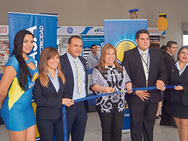 Ejecutivos participan de la inauguración de la sala de ventas en Villa Nueva.(Foto Prensa Libre: Hemeroteca PL)
