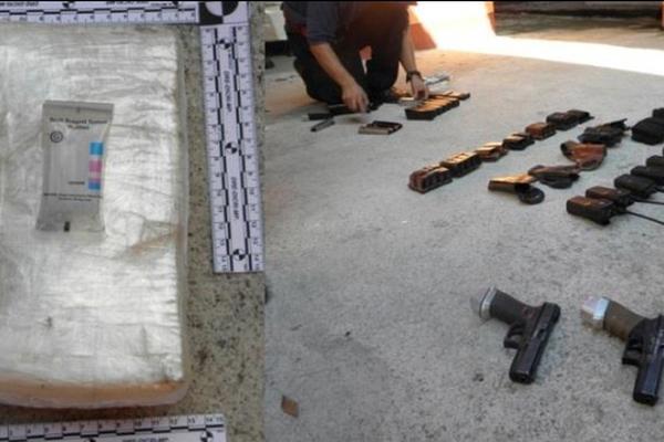 Tolvas, armas, municiones y drogas incautadas en aldea Palmilla. (Foto Prensa Libre: PNC)