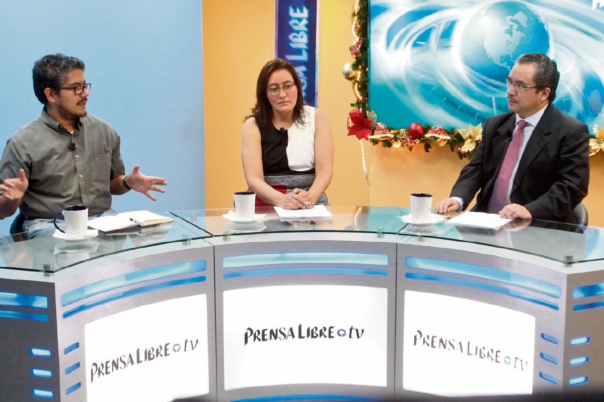 Juan Pablo Muñoz, del IECCP, y la psicóloga Elizabeth Mendoza, conversan con el periodista Carlos Castañaza. (Foto Prensa Libre: Álvaro Interiano)
