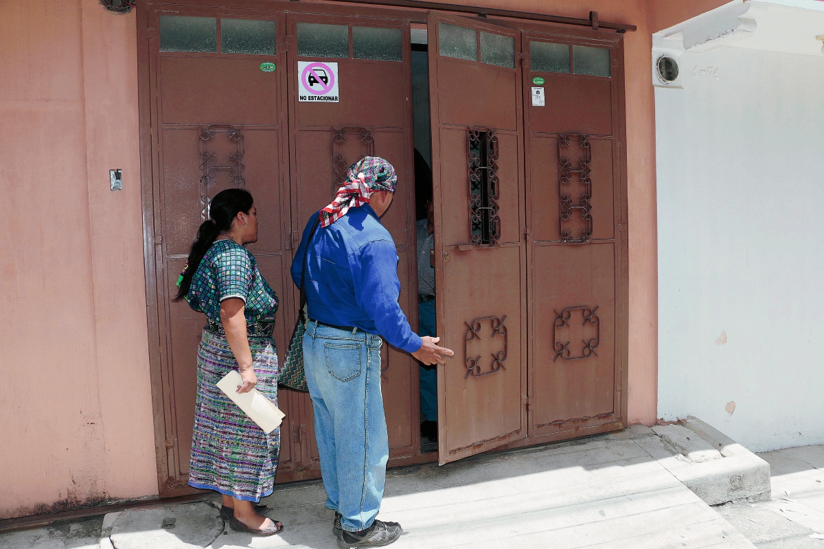 Representantes llegan a la casa del diputado Edin Martínez para entregar propuestas, en Salamá, Baja Verapaz. (Foto Prensa Libre: Carlos Grave)
