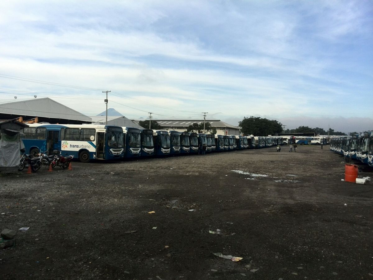 Al menos 200 buses se encuentran paralizados porque falta de pago de salarios a los pilotos de Transurbano. (Foto Prensa Libre: Oscar Rivas)