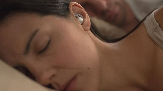 La empresa estadounidense Bose dice que sus nuevos audífonos inteligentes hace que el sueño "suene bien". BOSE