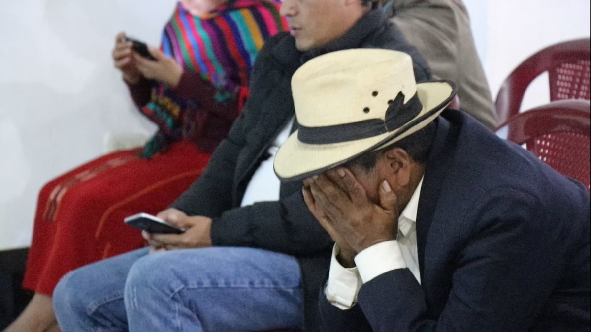 Uno de los familiares de víctimas del conflicto armado en Nebaj, Quiché, llora al escuchar la sentencia del caso de genocidio. (Foto Prensa Libre: Héctor Cordero)