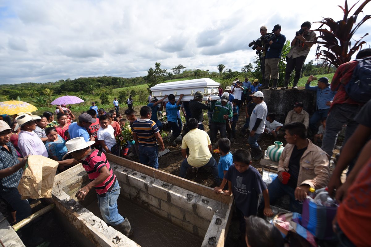 El cuerpo de Jakelin llega al cementerio de Raxruhá, Alta Verapaz, lugar que será su última morada.