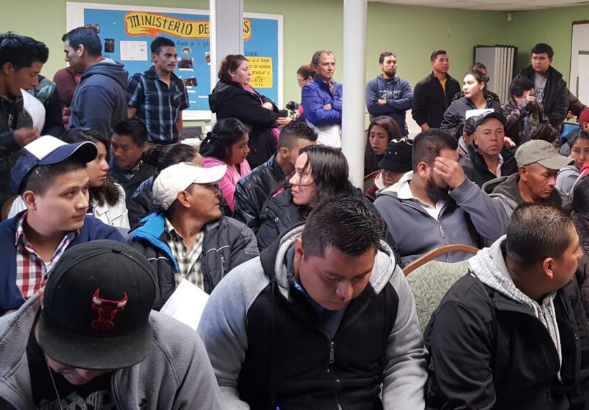 Decenas de guatemaltecos llegan a los consulados para tramitar documentos de identificación, pasaportes y registro de nacimientos. (Foto Prensa Libre: MRE)