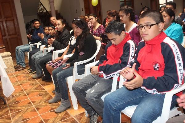 Menores escuchan plática acerca de maltrato, agresiones físicas, sexuales y psicológicas.