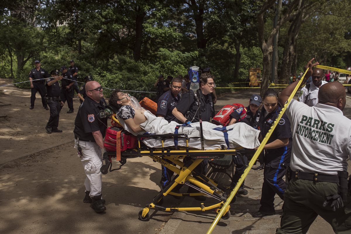 Socorristas trasladan a un hospital al joven que resultó herido. (Foto Prensa Libre: AP).