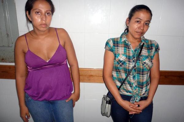 Aída Verónica  Juárez, de 40 años, y Sandra Patricia Ortega,  21, son investigadas por el MP, por sospechas de  trata de personas. (Foto Prensa Libre: Hugo Oliva)