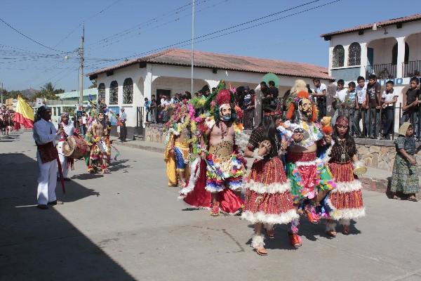 Integrantes de  la danza La Conquista participan durante el desfile, en Rabinal, Baja Verapaz.