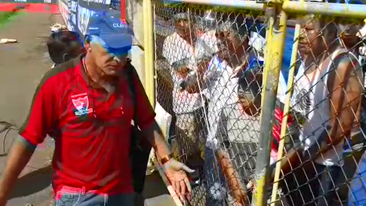 Wálter Claverí discutió con un grupo de aficionados de Deportivo Suchitepéquez. (Foto Prensa Libre: Cristian Soto)