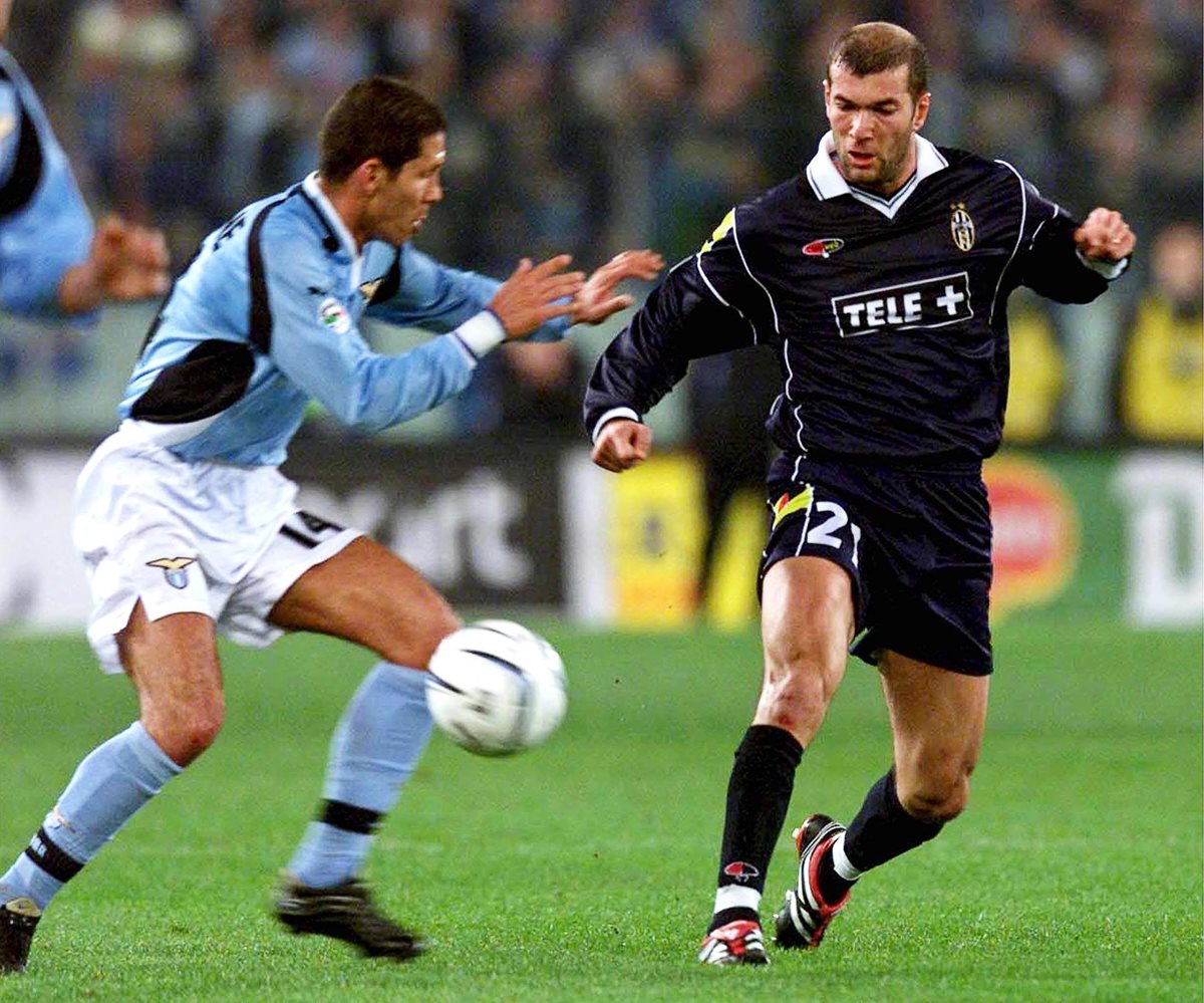 Foto de archivo tomada el 18 de marzo de 2001 del entonces jugador argentino del Lazio Diego Simeone (izq). (Foto Prensa Libre: EFE)