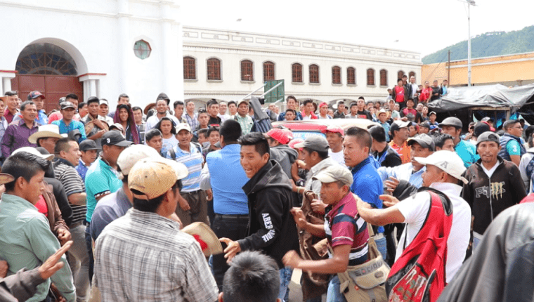 Vecinos que se oponen al alcalde de Cunén, Guadalupe Baten, y quienes lo apoyan, se enfrentaron durante una manifestación, el 20 de septiembre último, un día después de que el jefe edil fue retenido por un grupo de pobladores. (Foto Prensa Libre: Héctor Cordero)