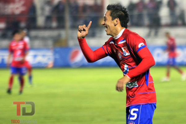 Kevin Arriola anotó el único tanto del juego que le alcanzó a Xelajú para adjudicarse el liderato del torneo Clausura. (Foto Prensa Libre: Carlos Ventura)