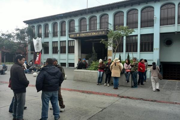 Sindicalistas del FNL cerraron desde las 6 horas el paso frente a la CC. (Foto Prensa Libre: B. Vásquez) <br _mce_bogus="1"/>