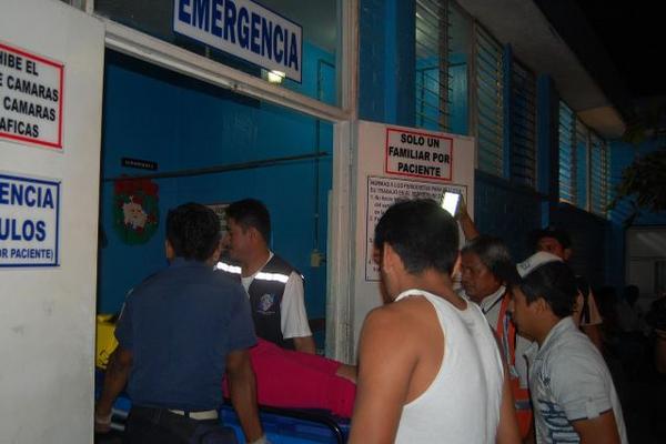 Las personas lesionadas fueron trasladada al hospital regional de Coatepeque, Quetzaltenango. (Foto Prensa Libre: Alexander Coyoy)<br _mce_bogus="1"/>