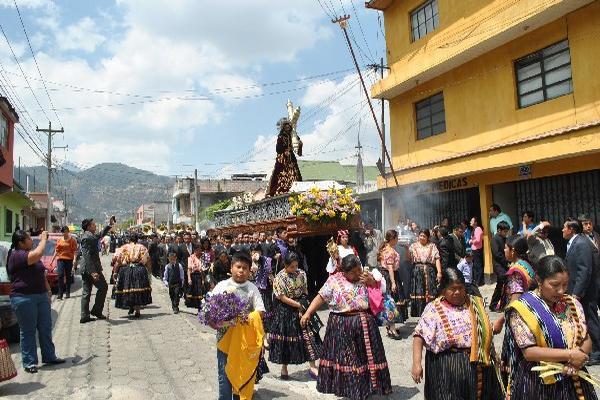 Las hermandades compiten por la mejor vestimenta de las imágenes y adornos de las andas, entre otras cosas.