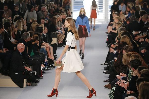 LA NUEVA  colección de Louis Vuitton apuesta por una imagen más moderna y fresca. (Foto Prensa Libre: AFP)