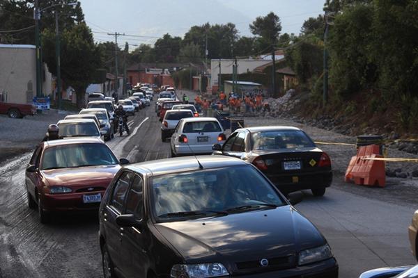 Los conductores que intentaban ingresar a la Antigua Guatemala se vieron afectados por las largas filas de vehículos debido a reparaciones. (Foto Prensa Libre: Miguel López)