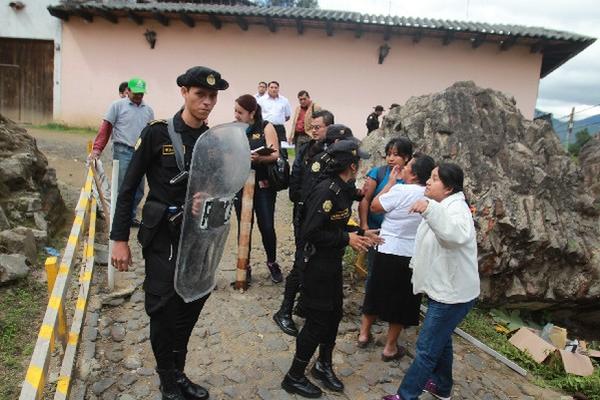 Vecinos discuten decisión de retirar la protección en la ruina.
