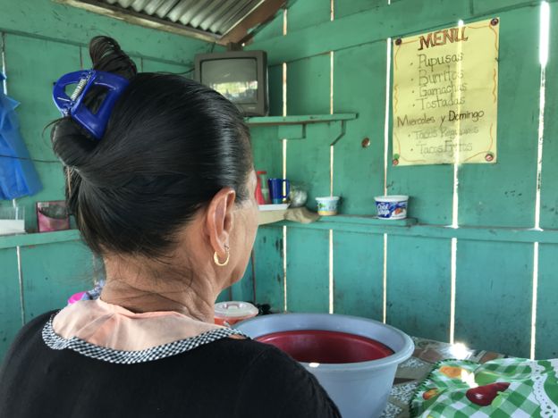 María López* está a la espera de una respuesta del gobierno de Belice a su solicitud de asilo. Mientras, vende "pupusas" en uno de los puestos de comida de la aldea.
