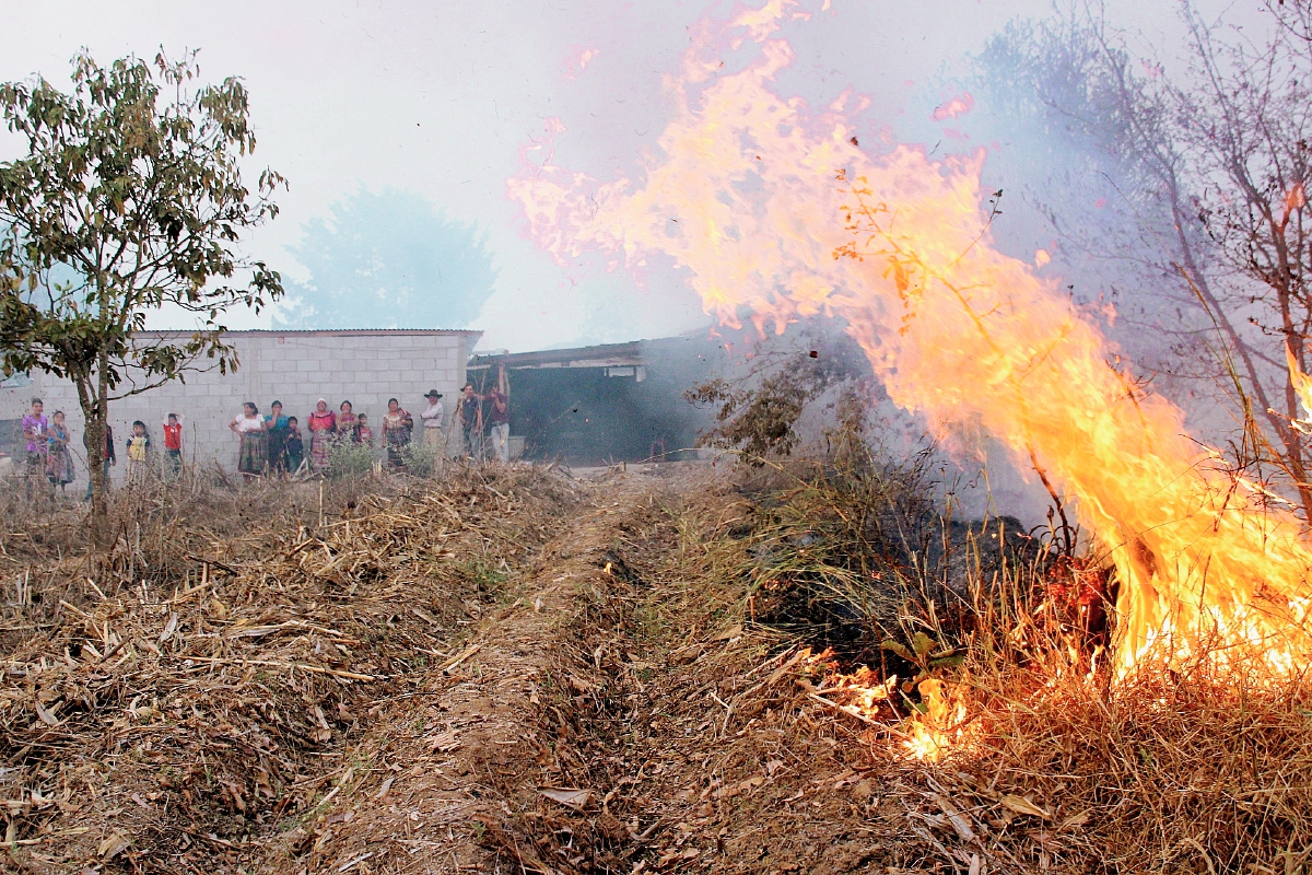 Incendio forestal amenaza viviendas en San Antonio Ilotenango, Quiché. (Foto Prensa Libre: Óscar Figueroa)