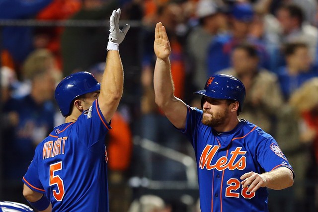 Daniel Murphy (derecha) y David Wright, festajan el triunfo de los Mets. (Foto Prensa Libre: AFP)