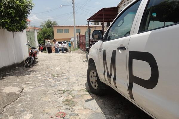 En la aldea Manzanotes fue encontrado degollado el cadáver de Saúl Estrada. (Foto Prensa Libre: Víctor Gómez)