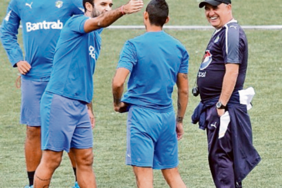 El técnico uruguayo Willy Olivera observa a sus jugadores previo al Clásico. (Foto Prensa Libre:Francisco Sánchez)