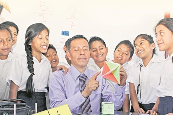 El profesor Mateo Pérez imparte clase sobre cuerpos sólidos, con diseños geométricos. (Foto Prensa Libre: Rolando Miranda)
