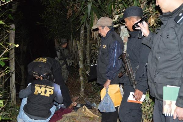 Investigadores trabajan en el lugar donde fue encontrado el cadáver de Carlos Ramírez, en La Unión. (Foto Prensa Libre: Víctor Gómez) <br _mce_bogus="1"/>