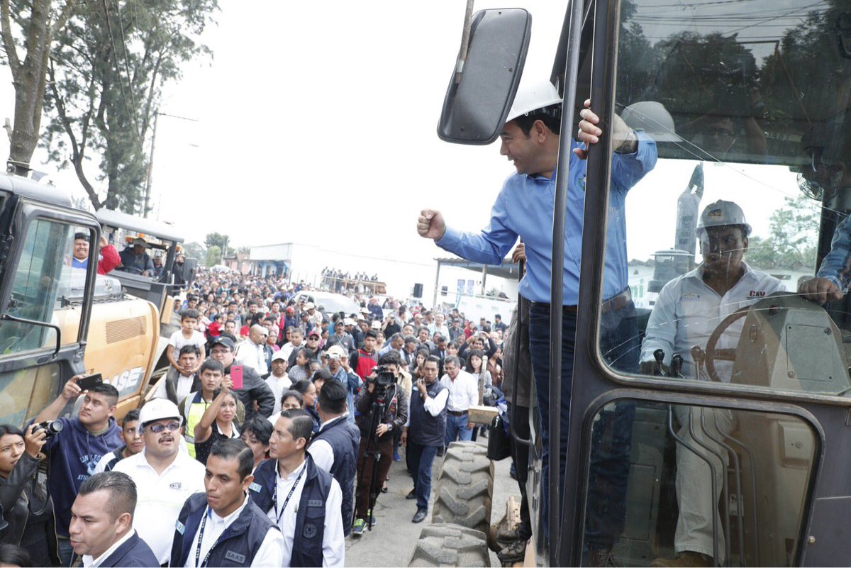 Jimmy Morales brindó un discurso y declaraciones este sábado durante la inauguración de la reparación de un tramo carretero de 11.3 kilómetros en Santa Elena Barillas, Villa Canales. (Foto, Prensa Libre: Twitter de Gobierno de Guatemala)