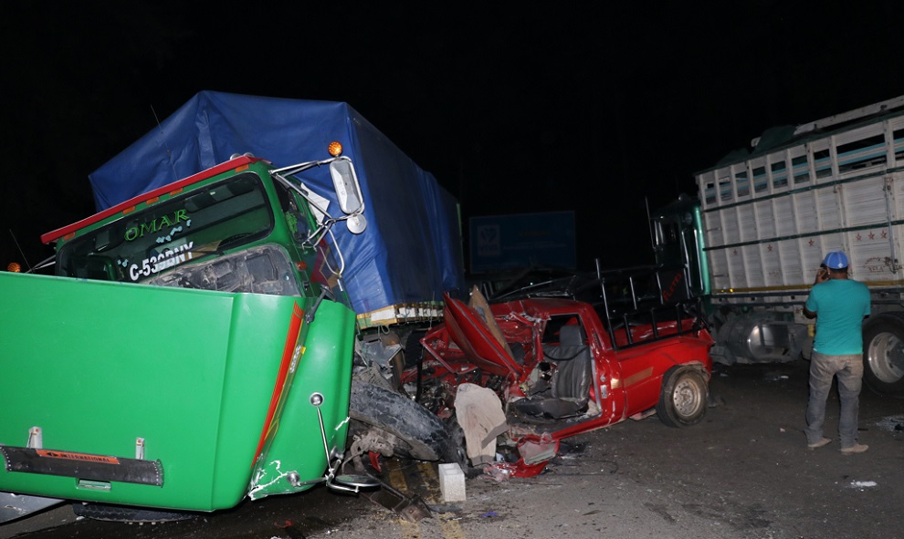 Dos camiones, un picop y un autobús extraurbano, colisionaron en el km 59.5, ruta Interamericana, aldea Hierbabuena, Chimaltenango. (Foto Prensa Libre: Víctor Chamalé)