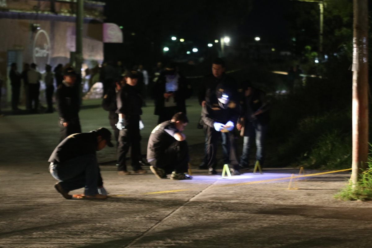 Investigadores reúnen indicios en la escena del crimen. (Foto Prensa Libre: Mike Castillo)