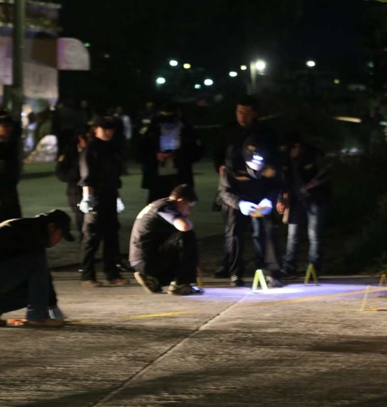 Investigadores reúnen indicios en la escena del crimen. (Foto Prensa Libre: Mike Castillo)