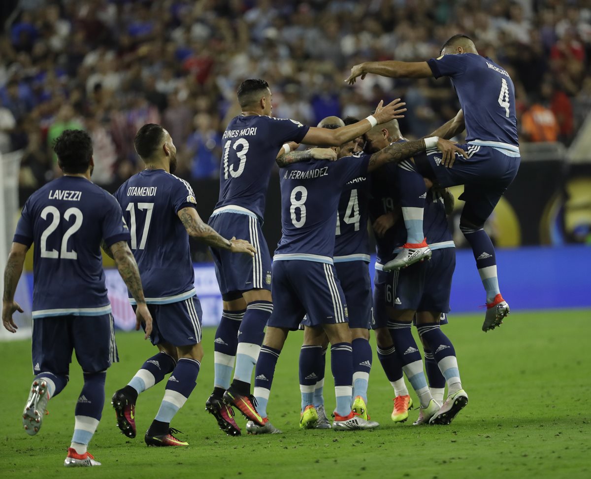 Así festejaron los jugadores de Argentina, en la goleada frente a Estados Unidos. (Foto Prensa Libre: AFP)