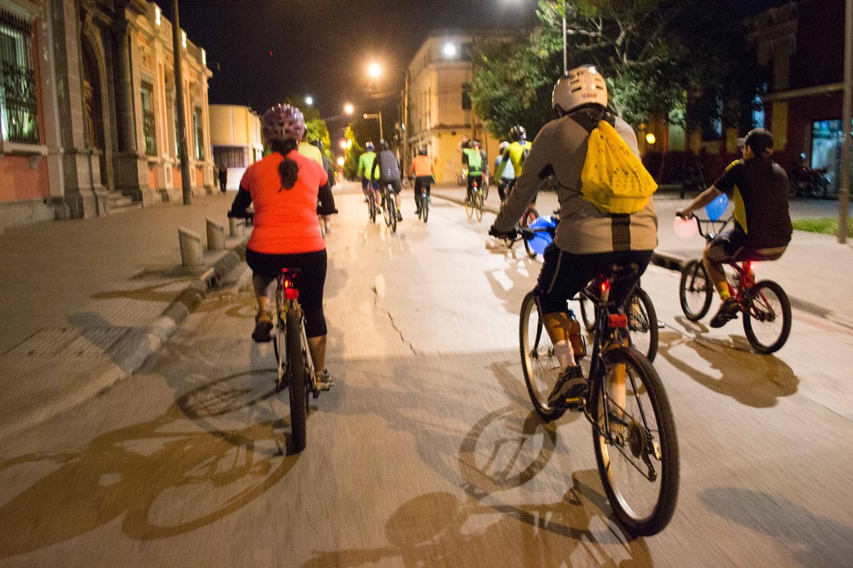 Grupo de ciclistas recorre el Centro Histórico de la capital como parte de su rutina para ejercitarse. (Foto Prensa Libre: Cortesía).