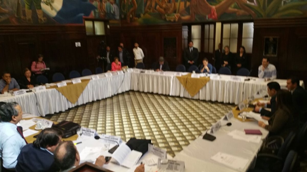 Jefes de bloques se reunieron el viernes para definir detalles de la sesión del sábado (Foto Prensa Libre: Jessica Gramajo)