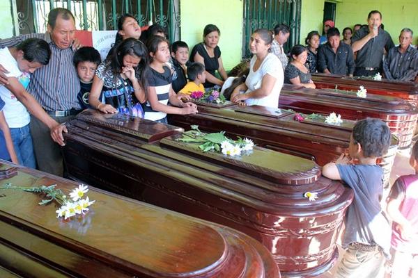 En la escuela de la comunidad se brindó un homenaje postumo a las cinco mujeres fallecidas. (Foto Prensa Libre: Hugo Oliva)<br _mce_bogus="1"/>