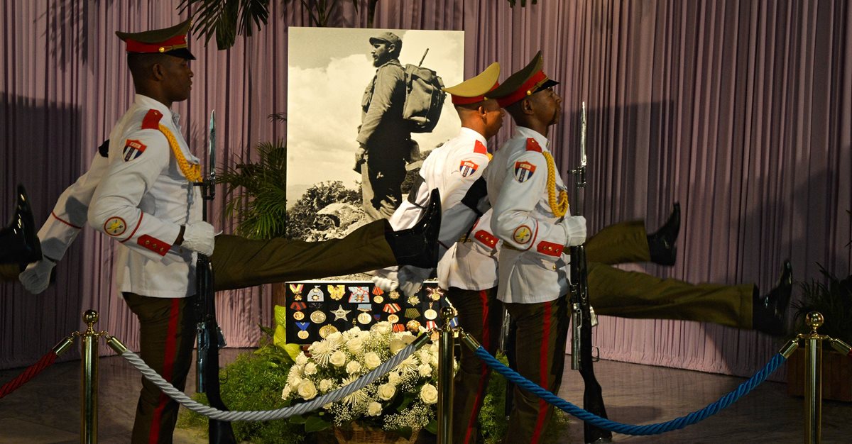 Un altar en memoria del fallecido Fidel Castro en La Habana, Cuba. (Foto Prensa Libre: AFP).