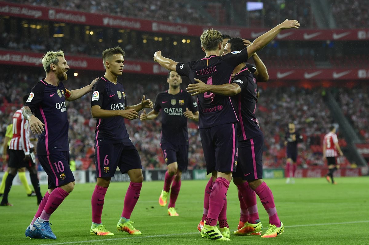 Rakitic celebra con sus compañeros el gol que salvó al Barcelona en Bilbao. (Foto Prensa Libre: AP)