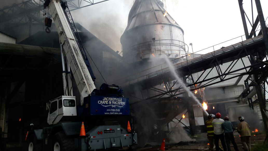Bomberos trabajaron durante cinco horas para controlar el incendio.(Foto Prensa Libre: Enrique Paredes).