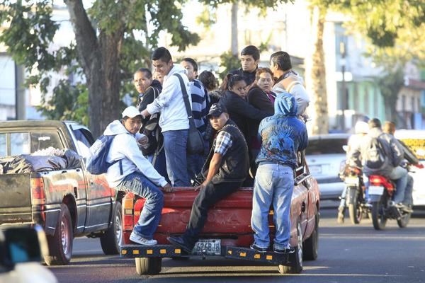 Continúa el paro de pilotos de buses del servicio urbano en colonias de la zona 7. (Foto Prensa Libre: Érick Ávila)