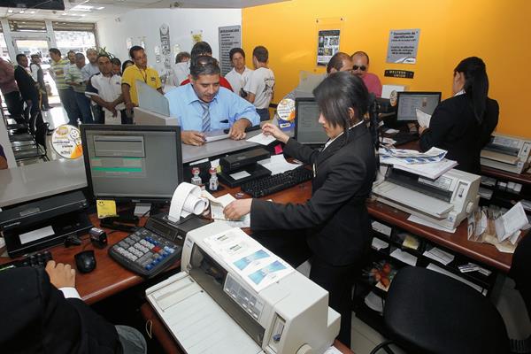 Coyuntura política no afectó el otorgamiento de créditos privados. (Foto Prensa Libre: ROSANA ROJAS))