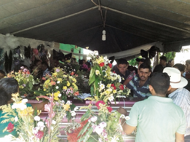 Escenas de dolor se vivieron en el velatorio de cinco integrantes de la familia Boteo Aguilar, en Las Cruces, Petén. (Foto Prensa Libre: Rigoberto Escobar)