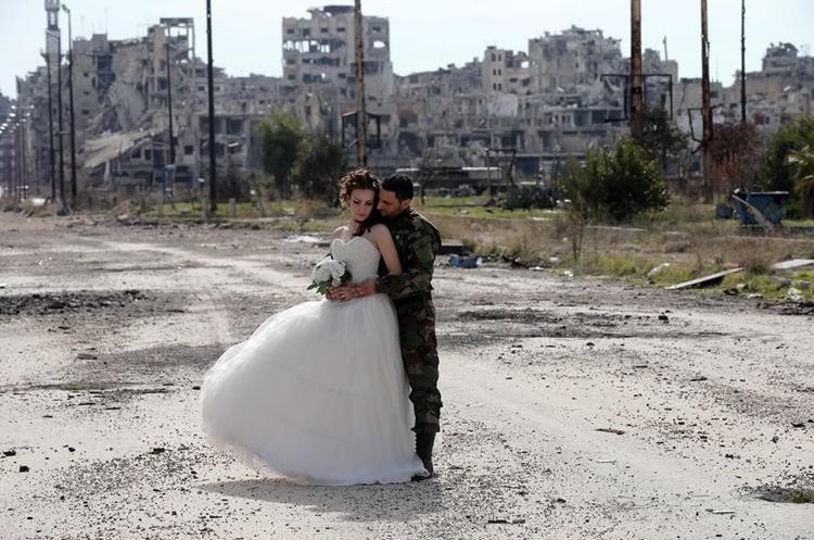 En febrero de este año, una pareja siria efectuó sus sesión de fotos en la devastada ciudad de Homs, para demostrar que el amor aún tiene "esperanza" en ese país. (Foto Prensa Libre: AFP).