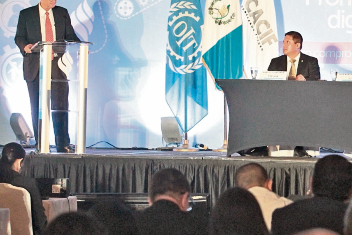 José Manuel Salazar,  director regional de la OIT, expuso sobre retos laborales que enfrenta el país.
