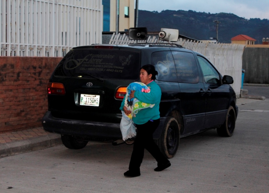 Floridalma Macario traslada a su bebé a la morgue del Inacif de Quetzaltenango. (Foto Prensa Libre: María Longo)
